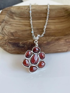 Collier Pendentif Fleur en Grenat et Labradorite, Chaîne Perlée, Argent Sterling 925 avec Perles Naturelles Authentiques, Élégance Sublimée - Product Image 1