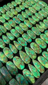 Venta al por mayor AAA + CALIDAD Natural verde cobre turquesa cabujón pulido piedras preciosas de forma mixta para la fabricación de joyas - Product Image 4