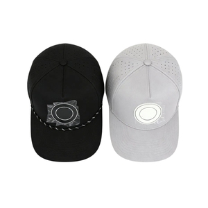 โรงงานผลิตหมวกกอล์ฟประสิทธิภาพสูง ตัดรูด้วยเลเซอร์ ระบายเหงื่อได้ดี พร้อมโลโก้ซิลิโคนแบบกำหนดเอง หมวกกีฬาปีกหมวกแบบบิดเกลียวพร้อมเชือก - Product Image 3