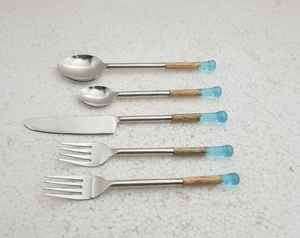 Ensemble de couverts en acier inoxydable de style moderne, manche en bois de mangue en résine bleue, qualité tendance, cinq pièces, cuillère, fourchette, couteau - Product Image 1