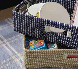 Bandeja de Almacenamiento Tejida en Dos Tonos Azul y Blanco, Cesta Rectangular de Ratán para Libros con Asas - Product Image 4