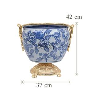 Pot de fleurs en porcelaine de luxe avec décor en laiton plaqué or - Product Image 3