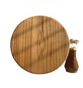 Ensemble de planche à découper ronde en bois artisanale avec plateaux en bois de parquet à grains naturels et poignées découpées - Product Image 2