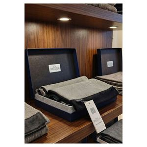 Écharpe/châle longue double face en daim matelassé beige, imprimé cuir PU, cadeau idéal en coffret pour l'hiver - Product Image 1