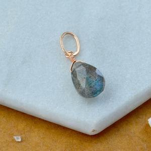 Colgante de Labradorita en Forma de Lágrima, Piedra de Nacimiento, Gema con Destello Gris, Chapado en Plata, Joyería Artesanal Delicada - Product Image 4