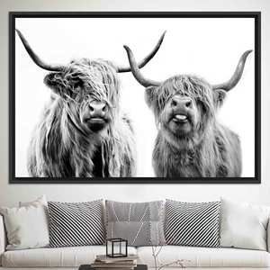Impresión en Lienzo de Vaca Highland: Elegante Decoración Escocesa en Blanco y Negro, Lienzo con Marco Negro - Product Image 1