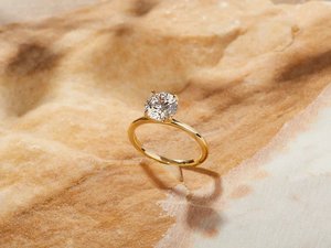Anillo Minimalista de Plata de Ley Chapado en Oro Rosa con Moissanita Engastada en Puntas para Mujer, Anillo de Compromiso, Aniversario o Boda - Product Image 4