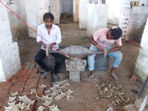 กาต้มน้ำโลหะทองเหลืองเหล็กทนทานแบบพกพาสำหรับดื่มหม้อชาและกาต้มน้ำโลโก้ตามสั่งสำหรับบ้านร้านอาหารโรงแรม - Product Image 3