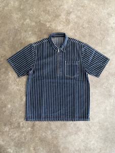 T-shirt boxy court de haute qualité 100% coton rayé bleu et blanc avec col zippé et logo personnalisé sur les poches - Product Image 1