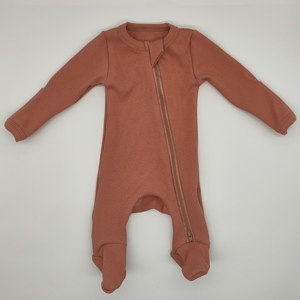 Vente en gros de vêtements pour bébés Barboteuse de luxe biologique douce côtelée Bébé filles et garçons 0-6 mois Vêtements de nuit Combinaison hiver Style décontracté - Product Image 5