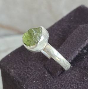 Vente en gros personnalisable Bague Prehnite tendance en argent 925 fabriquée à la main pierre précieuse irrégulière Mode féminine pour cadeau de fête d'anniversaire - Product Image 4