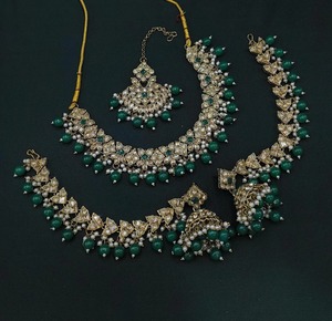 Ensemble de collier ras du cou en perles Kundan traditionnelles de qualité supérieure avec boucles d'oreilles Jhumka, ensemble de bijoux de mariée indiens pour les mariages - Product Image 1