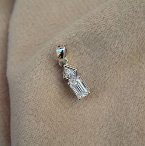 Colgante de moissanita pequeño y ligero para cadena, colgante pequeño y delicado para regalo de graduación - Product Image 3