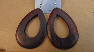 Boucles d'oreilles en bois multiples fabriquées à la main à partir de mangue, de pin et d'acacia avec des joints en résine artistique et des détails sculptés Idéal pour la plage - Product Image 2