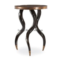 Table d'appoint en métal avec pieds de conception de tentacules de poulpe en aluminium coulé en laiton enduit de poudre de couleur noire dessus de couleur antique