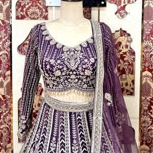 El último Lehenga en color vino de cebolla adornado con ritmos y trabajo manual pesado para recepciones de bodas y grandes festivos de la India - Product Image 1