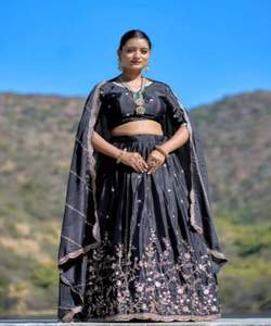 Lahenga Choli de Novia al por Mayor para Bodas con Bordado Lavisa y Blusa Chunni con Lentejuelas y Espejos - Product Image 6