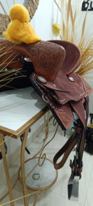 Selle de Cheval Western Anglaise de Course Haut de Gamme en Cuir Fait Main, Confortable et Durable, avec Quincaillerie en Bois, Plastique et Laiton de Qualité Supérieure - Product Image 5