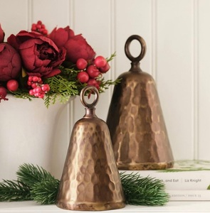 Grande cloche de Noël dorée suspendue avec un nœud rouge pour une décoration intérieure élégante et une décoration festive traditionnelle - Product Image 2