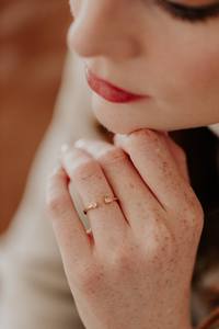 Bague ouverte en or blanc massif 10 carats avec baguette et bague de fiançailles et de mariage en diamant de laboratoire de taille ronde - Product Image 2