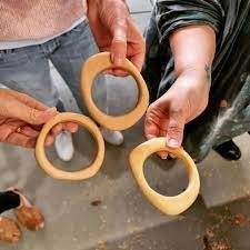 Bracelets en bois classiques traditionnels imperméables, bijoux faits à la main, bois naturel, bracelet tendance pour femmes, personnalisable, fabriqué par Apex Align - Product Image 2