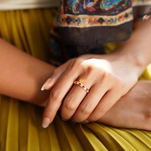 Anillo de boda con diamante cultivado en laboratorio de corte redondo, elaborado con baño de rodio de alta calidad que ofrece un brillo brillante y una larga duración. - Product Image 3