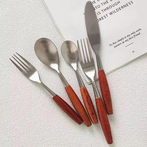 Elegante juego de cubiertos con mango de madera, cubiertos con acabado plateado mate para restaurante, hogar, bodas y ocasiones especiales de la India - Product Image 6