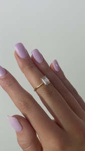 Anillo de Bodas de diamante cultivado en laboratorio Esmeralda conjunto de puntas de oro puro de 18 quilates de diseñador exclusivo anillo apilable de banda de oro solitario minimalista - Product Image 2