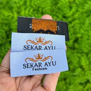 100 personnalisé de haute qualité 2x5cm vêtements tissé étiquettes fin pli/centre pli haut Logo estampage à chaud carré vêtement tissu étiquette - Product Image 6