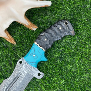 Couteau de chasse artisanal en acier Damas avec étui en cuir de buffle personnalisable OEM, lame fixe avec plaque en résine de bois colorée - Product Image 4