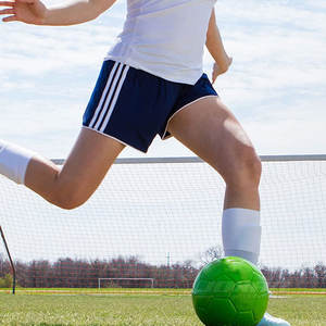Ballon de football en PU léger de haute qualité, taille et poids officiels pour usage professionnel et d'entraînement, logo et couleur personnalisés - Product Image 6