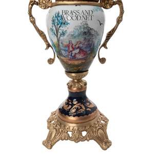 Vase antique en porcelaine et en laiton avec des motifs scéniques peints à la main, des poignées ornées et une base dorée décorative pour les intérieurs de luxe - Product Image 3