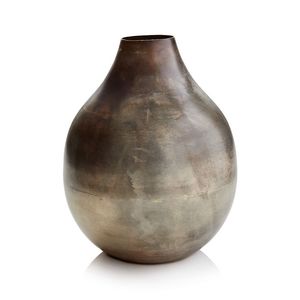 Florero de hierro de metal bellamente pulido con un diseño en relieve y detalles intrincados para un toque decorativo lujoso - Product Image 5