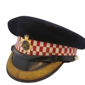 Esta es una gorra de servicio de los Guardias Escoceses de Oficina, con visera, hecha de tela de lana Melton negra con una visera brillante. - Product Image 3