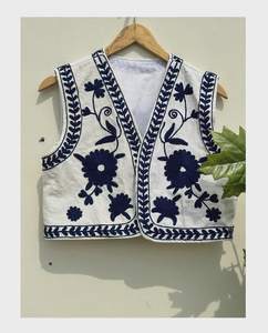 Chaleco de terciopelo Suzani bohemio bordado a mano, regalo de Navidad para ella, atuendo de Acción de Gracias, chaqueta étnica sin mangas, capa llamativa. - Product Image 1