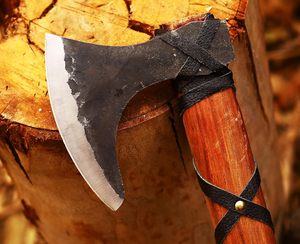 Hacha de doble cabeza de acero al carbono de primera calidad para una división eficiente de leña y trabajo al aire libre con hacha Ragnar con Funda de cuero - Product Image 2