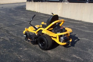 Tondeuse à gazon haute performance Cub Cadet ULTIMA ZT1 54P 2022, équipée d'un plateau de coupe de 54 pouces fabriqué en acier, alimentée par un moteur à essence de 23 ch. - Product Image 6