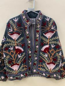 Veste courte en velours Suzani à broderie grise Veste brodée motif floral Boho avec doublure et boutons faits à la main pour femme - Product Image 4
