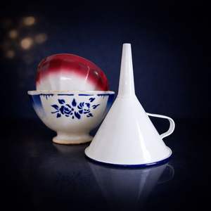 Embudo de Esmalte Marrón con Asa para una Transferencia de Líquidos sin Derrames, Diseño Duradero, Ideal para Cocina, Hogar y Almacenamiento - Product Image 3