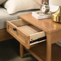 Ventes chaudes Ensemble de chambre à coucher moderne en MDF finition noyer clair 2 pièces Lit plateforme avec table de chevet en rotin Rangement pour usage hôtelier