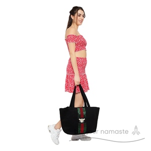 Borsa a tracolla con motivo ape di lusso con motivo a forma di ape, su misura per gli acquirenti di buon gusto | Ornamento natalizio gratuito con ogni borsa! - Product Image 5