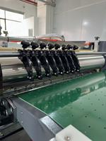 Machine automatique d'alimentation et de collage pour la fabrication de boîtes rigides en carton et de boîtes cadeaux