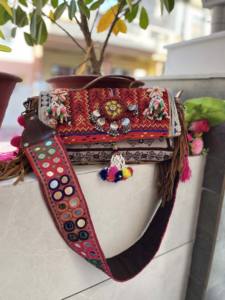 Nuevo diseñador Banjara hecho a mano Vintage elegante bolso con flecos para mujer bordado Boho indio con decoración de borlas de letras - Product Image 4