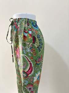 Pantalon en coton Tropical Bloom Pantalon Boho Garden vert Pantalon de salon imprimé fleurs sauvages - Product Image 5