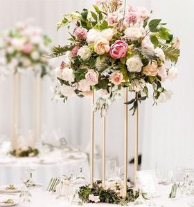 Centro de mesa de boda moderno asequible con detalles de metal de primera calidad para un ambiente de boda elegante y elegante - Product Image 1