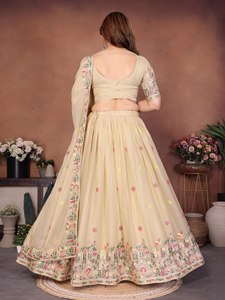 Lehenga Choli Semi-Cosido para Novia India con Blusa Completamente Cosida Lista para Usar para Bodas y Fiestas - Product Image 4