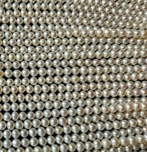 Cuentas de perlas redondas de agua dulce Cultivadas de la India, hebras sueltas sin tratar para la fabricación de joyas, efectos de cambio de Color óptico, blanco - Product Image 1