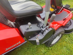 Tractor cortacésped Kubota GR2120 rojo con tracción en las cuatro ruedas y transmisión de engranajes, fácil de operar. - Product Image 3