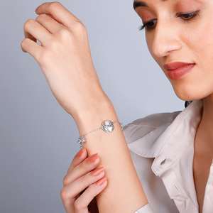 Pulsera Silver Pearl Whisper Colección de pulseras y brazaletes de perlas elegantes - Product Image 1