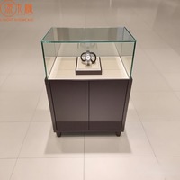 Tables d'exposition de montres modernes avec éclairage LED, vitrines de luxe pour bijoux et montres, fabrication sur mesure par le fabricant source.